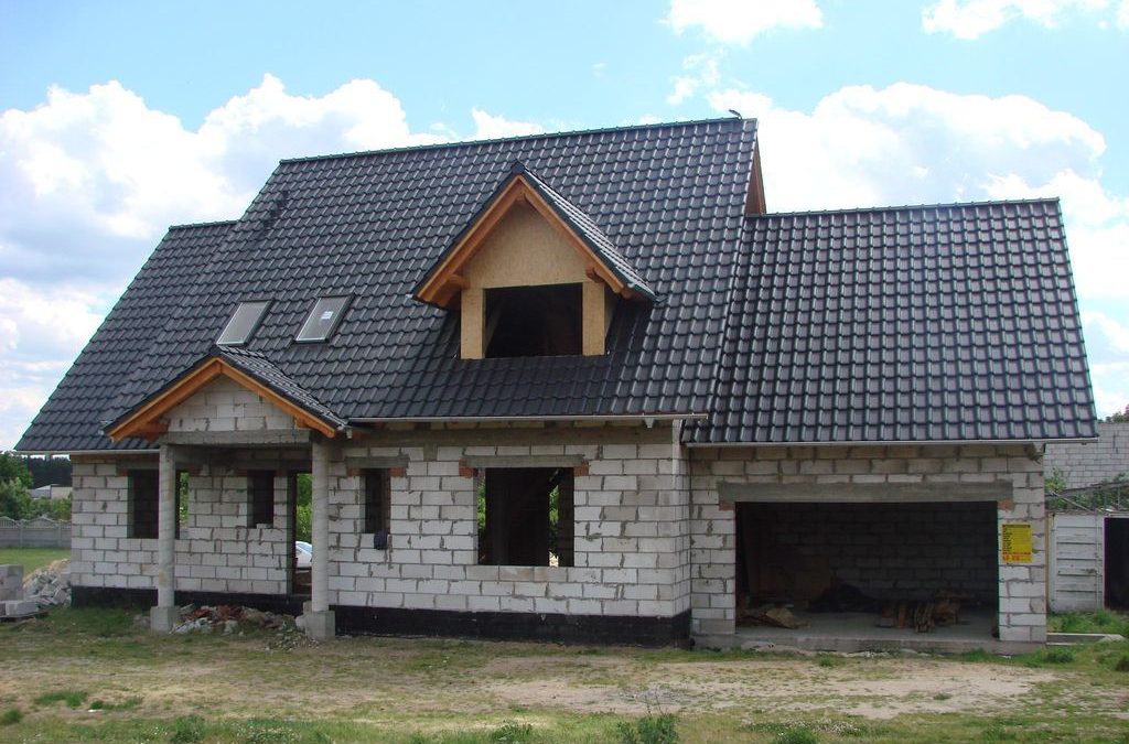 Pătrunderea apei prin scurgeri în acoperiș: o problemă comună