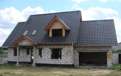 Pătrunderea apei prin scurgeri în acoperiș: o problemă comună