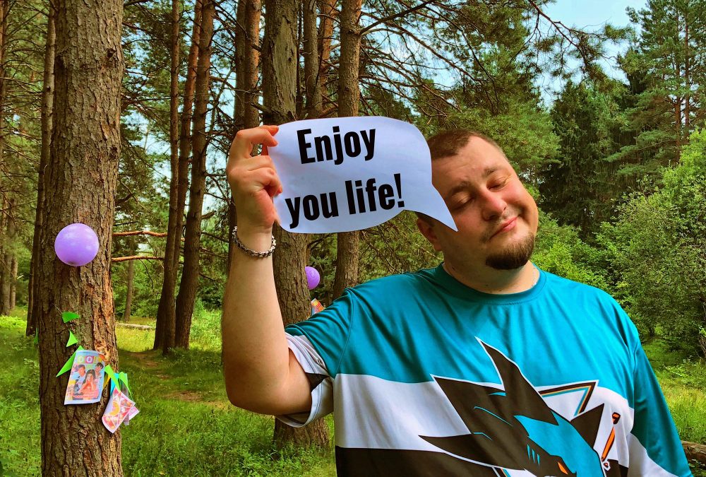 Cum pot adăuga un citat motivațional pe un tricou personalizat?