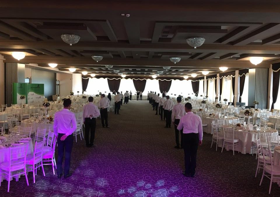 De ce ospătarii profesioniști schimbă totul la evenimentul tău