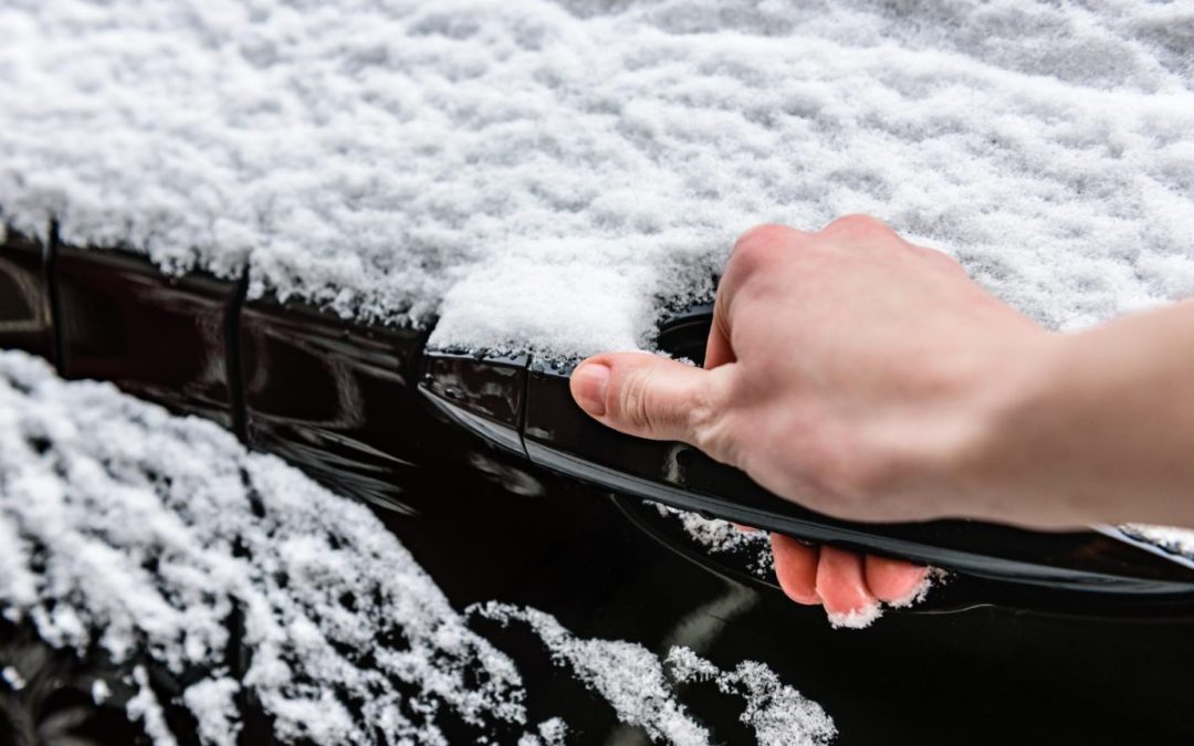 Ce poți face atunci când îți îngheață ușile de la mașină?