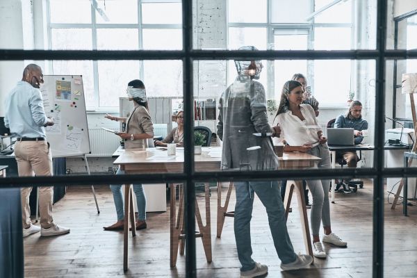 Cum să îți decorezi interiorul casei cu policarbonat, materialul modern și versatil