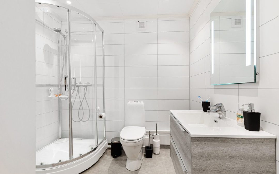 Cum să faci o baie mică să pară mai spațioasă