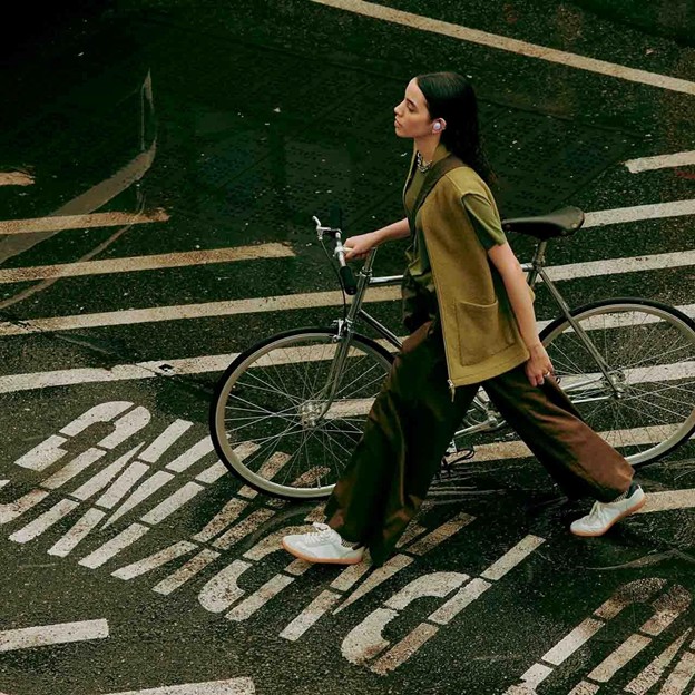 Cum îți creezi un refugiu personal oriunde te-ai afla, folosind sunetul ca extensie a stării tale