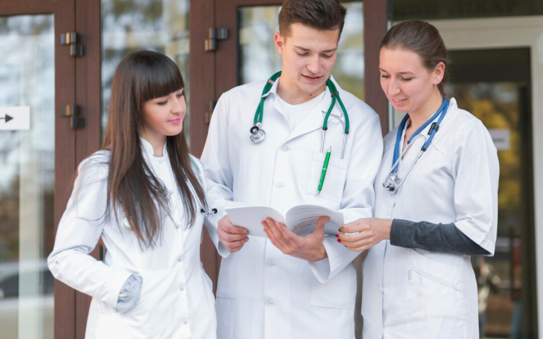 Uniforme medicale: caracteristici distinctive si articole de imbracaminte