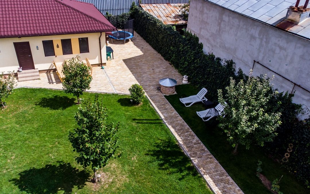 Amenajarea curții în etape: poți monta pavajul fără să depășești bugetul inițial