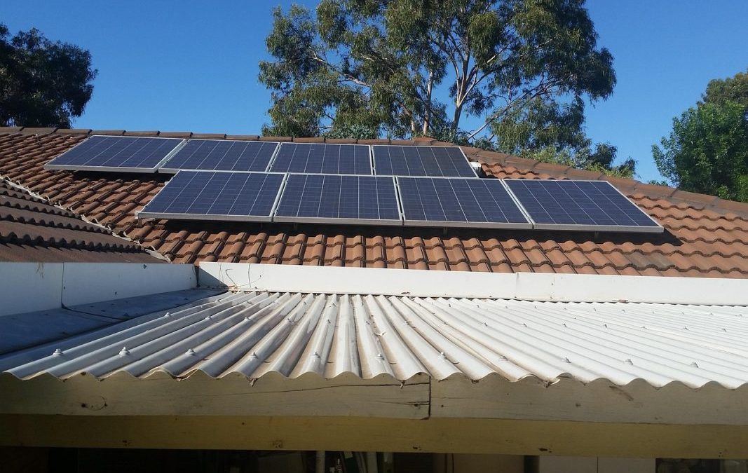 Cum poate fi montat un sistem cu 4 panouri fotovoltaice pe o locuință rezidențială – soluție practică pentru economii și confort