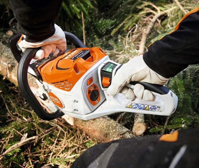 Ghid cuprinzător pentru alegerea celui mai bun ferăstrău cu lanț fără fir, pentru tăierea fără efort și amenajări peisagistice fără poluare fonică sau noxe.