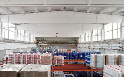 Roboții pe care nu-i vezi: ce sunt AGV-urile și AMR-urile care mișcă un depozit modern