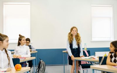 Cum să îți ajuți copilul să își depășească teama de a greși când vorbește engleză