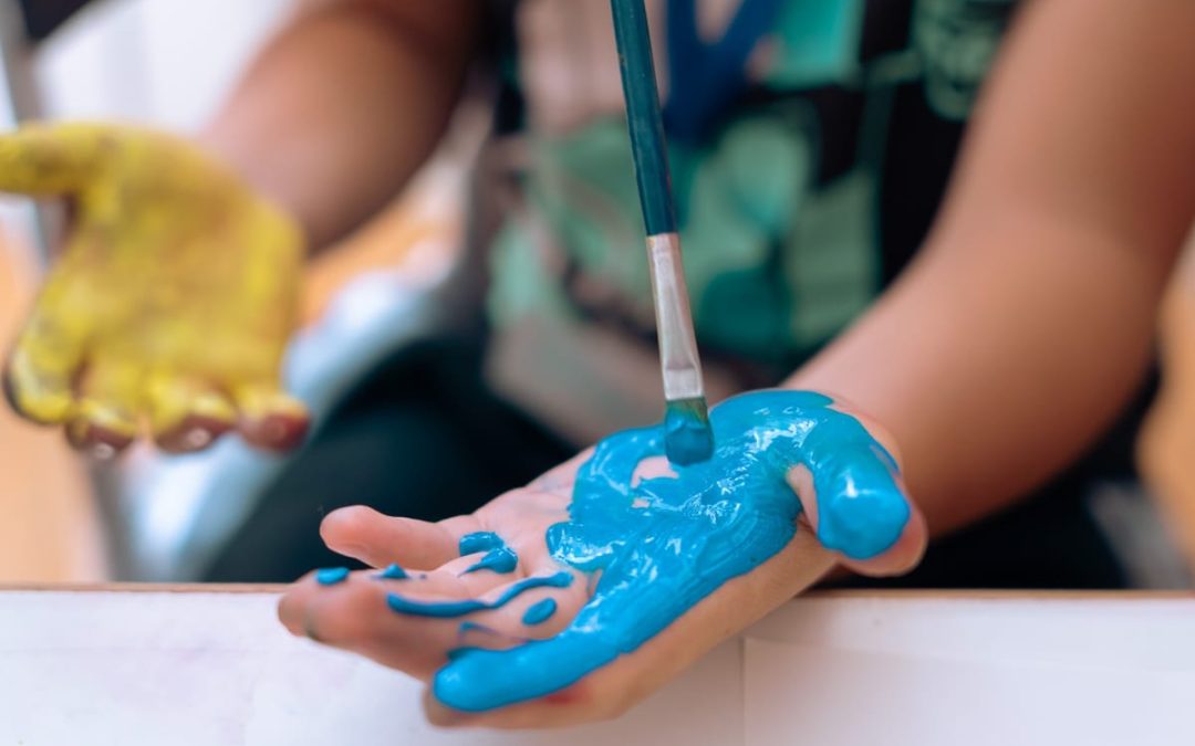 Asociația Alumnus Club organizează un atelier de terapie prin artă, alături de spectacolul și expoziția copiilor participanți în cadrul proiectului Pic2Drama