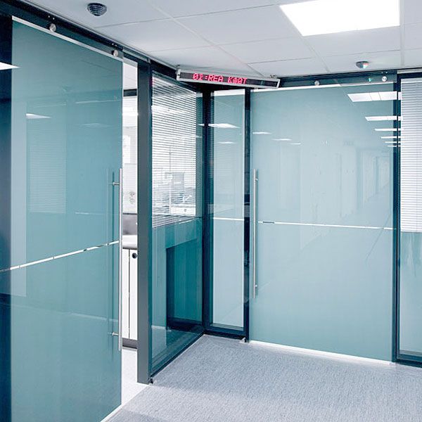 Cum să îți amenajezi spațiul cu o ușă glisantă sticlă